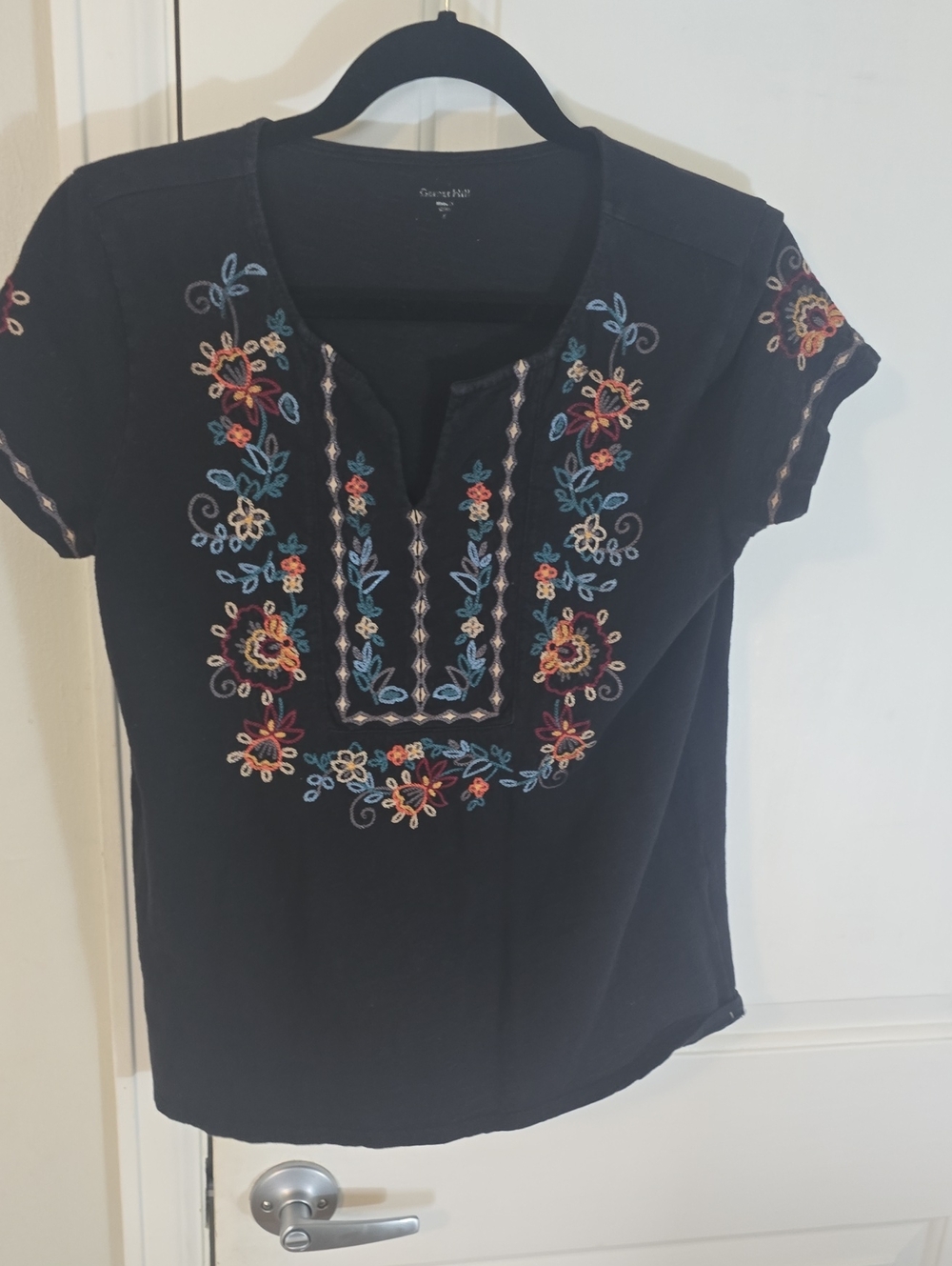 Garnet Hill Black Short-Sleeve Embroidered Floral Tee